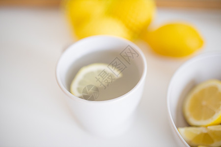 一杯柠檬茶在白桌上 周围都是柠檬早餐水果药品芳香健康杯子饮料香气桌子液体图片
