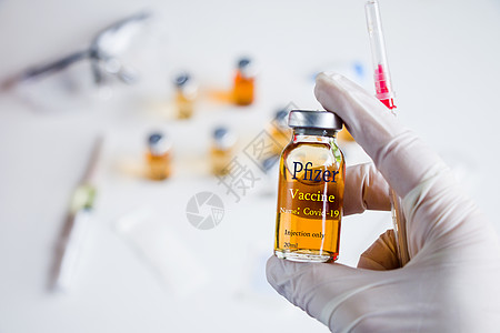 辉瑞电晕病毒和 Covid  19 种新疫苗在安瓿和瓶子 针头和医生手中药理科学家药店医疗诊所化学流感科学注射剂量图片