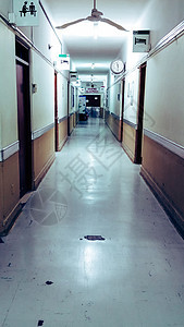 医院的空长走廊 在走廊尽头 你可以读到它写着 外科手术中心技术大厅大楼反射保健通道门厅入口栏杆病房图片