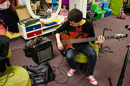 巴斯吉他手在演奏乐器音乐家艺术家电气独奏演员工作室玩家儿童男人情感图片