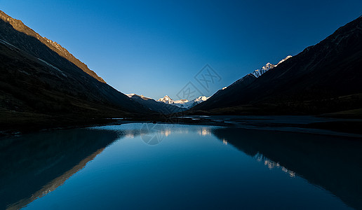 Altai山湖 Altai山地貌全景 每年秋天到来的时间旅游晴天反射镜子夏令高地风景树木山谷环境图片