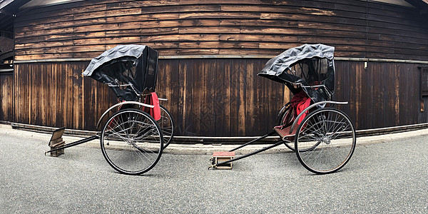 古老的日本三轮自行车在日本Takayama购物街上图片