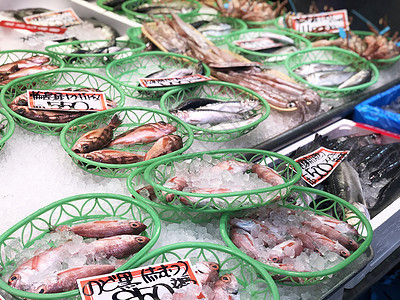 鲜鱼和海鲜在 Tomari 鱼市场的新鲜市场图片