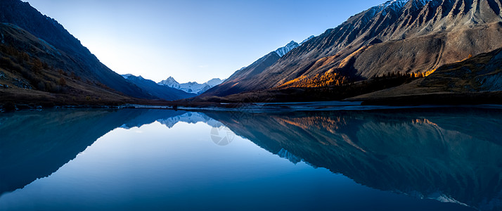 Altai山湖 Altai山地貌全景 每年秋天到来的时间树木环境旅游倒影风景娱乐湖泊森林荒野纯净水图片