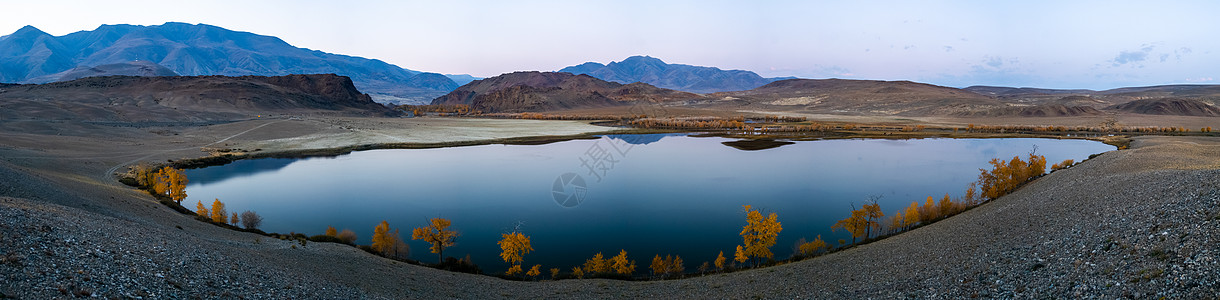 Altai山湖 Altai山地貌全景 每年秋天到来的时间晴天纯净水树木白云顶峰高地天空冒险反射岩石图片