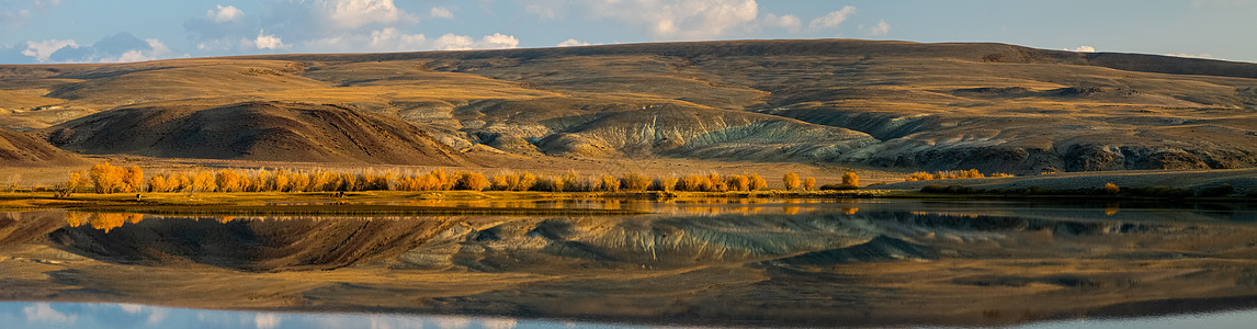 Altai山湖 Altai山地貌全景 每年秋天到来的时间林地倒影山谷荒野假期旅游自然景观顶峰环境晴天图片