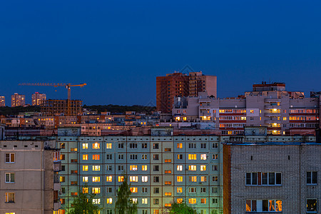 俄罗斯大型公寓楼的窗户 屋顶和外墙 地点控制板价格公寓住宅高楼装修抵押贫民窟城市景观图片