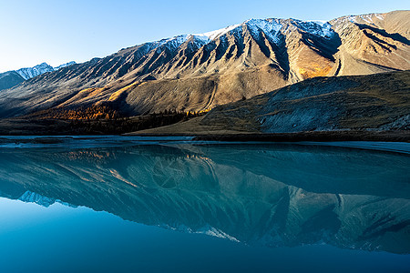 在阿尔泰山脉的山湖中 湖面的水面上 湖水面岩石旅游薄雾高山气氛旅行潮人针叶树溪流冰川图片