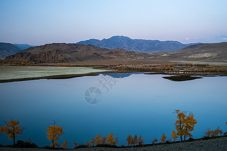 在阿尔泰山脉的山湖中 湖面的水面上 湖水面山景植被森林气氛山腰岩石风景薄雾针叶冰川图片