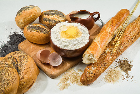 仍然有面包的生活小麦新月酵母棕褐色粮食食物木板早餐市场种子图片