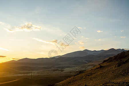 Altai山脉的日落 自然阿尔泰自然景观草地阳光天空荒野顶峰背包远足橙子爬坡屋角图片