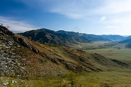 阿尔泰山和两山之间的峡谷的自然景观 以及那座山的景象丘陵环境溪流高地旅行石头荒野树木风景岩石图片