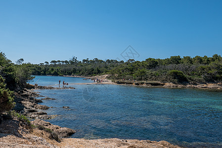 夏季发现波克罗尔岛 荒落的蜜蜂游泳旅行庭院蓝色自行车旅游港口阴影松树帆船图片