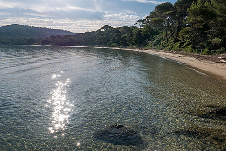 夏季发现波克罗尔岛 荒落的蜜蜂自行车旅行松树海滩游泳旅游港口蓝色太阳阴影图片