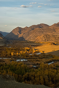 阿尔泰山和两山之间的峡谷的自然景观 以及那座山的景象天空环境中心风景树木急流小路岩石自由溪流图片