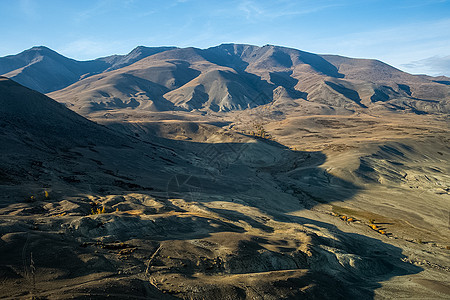 阿尔泰山和两山之间的峡谷的自然景观 以及那座山的景象山沟岩石蓝色旅行树木石头远足黏土环境海岸图片