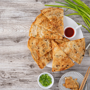 台湾人美味的菜煎饼 在木制桌边背面小吃早餐服务美食餐厅油炸辣椒高架菜单桌子图片