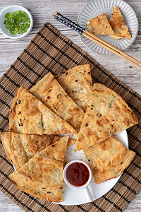 台湾人美味的菜煎饼 在木制桌边背面服务食物菜单餐厅桌子高架盘子木头美食小吃图片