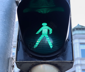 行人和汽车的绿灯和红色交通灯塑料天空控制蓝色红绿灯自行车信号警告街道城市图片