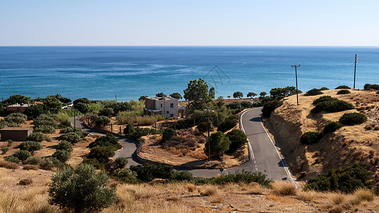 含橄榄树和利比亚海的横越陆地的道路在更远的地方流经克里特图片
