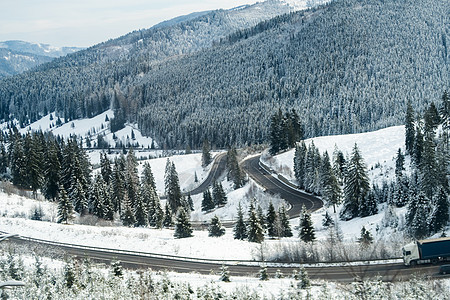 山区道路弯曲 卡车在路上 — 罗马尼亚冬季大雪后的山景图片