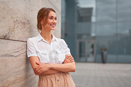 女商务人士成功的女商务人士站立双臂越过户外公司大楼外墙 微笑快乐的白种人自信职业女商务人士中年秘书建筑老板窗户生意人助手白领办公图片