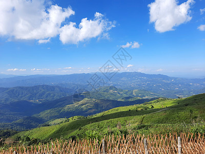 泰国清莱的青山和美丽的天空云蓝色风景旅游顶峰山顶绿色森林季节爬坡假期图片