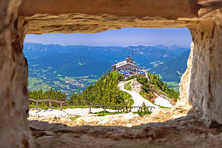 鹰巢或凯尔斯泰因豪斯躲在阿尔卑斯山顶的岩石上风景建筑天空高山游客顶峰场景旅行蓝色村庄图片