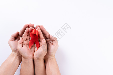 帮助意识 男人和女人的手在白色背景上拿着红丝带 并带有文本复制空间 世界艾滋病日 医疗保健和医疗概念感染癌症斗争药品治疗预防生活图片