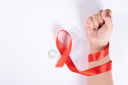 帮助提高认识 女人手拿着白色背景上的红丝带 上面有文字的复制空间 世界艾滋病日 医疗保健和医疗概念卫生疾病斗争感染药品幸存者癌症图片