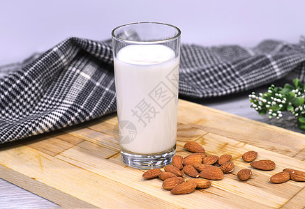 木制桌上的杏仁奶和杏仁柚木乳糖坚果牛奶营养美食正方形餐垫水果奶制品图片