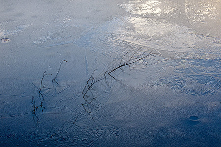 冰冻的池塘水面表面图片