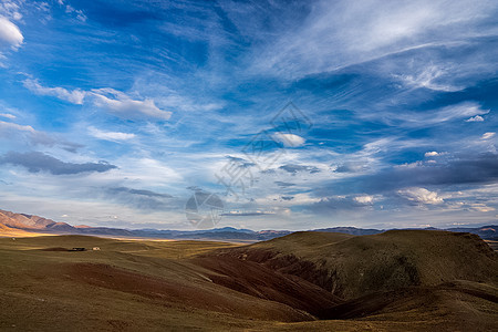 阿尔泰山和两山之间的峡谷的自然景观 以及那座山的景象悬崖生态环境丘陵针叶林石头栅栏绿色植物树木溪流图片