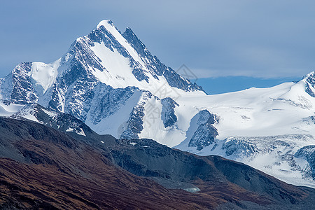 阿尔泰山和两山之间的峡谷的自然景观 以及那座山的景象岩石风景小路树木阳光游览旅行蓝色山沟溪流图片