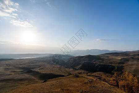 阿尔泰山和两山之间的峡谷的自然景观 以及那座山的景象天空房子溪流针叶林岩石叶子植物学山沟小路风景图片