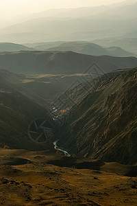 阿尔泰山和两山之间的峡谷的自然景观 以及那座山的景象风景山沟喷射旅行急流苔藓地面橙子溪流岩石图片