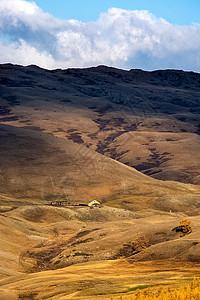 阿尔泰山和两山之间的峡谷的自然景观 以及那座山的景象房屋森林全景环境溪流天空绿色植物山沟高地风景图片