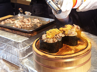 街头食品加工 以煮牛肉寿司为最受欢迎的deliciou烹饪市场旅行餐厅海洋盘子美食扇贝海鲜店铺图片