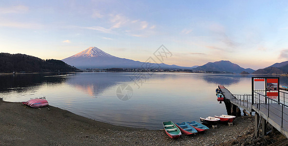 富士山和川川湖的美丽景色图片