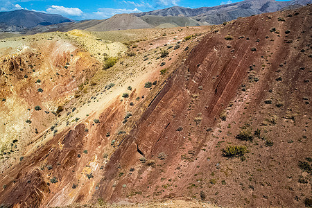 阿尔泰山和两山之间的峡谷的自然景观 以及那座山的景象披肩橙子岩石叶子树木冒险山沟太阳石头海岸图片