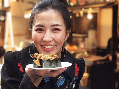 观光女游客展示牛肉寿司 最流行的美味食品寿司动物市场扇贝盘子海洋海鲜女士午餐餐厅图片
