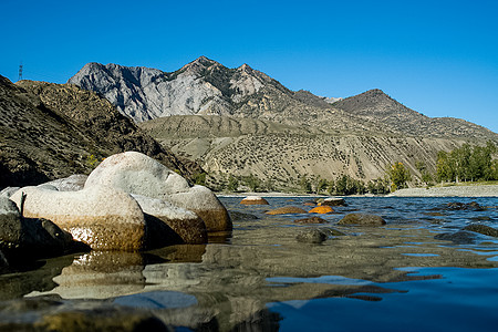 阿尔泰山和两山之间的峡谷的自然景观 以及那座山的景象木头全景山沟悬崖高山风景树木岩石溪流天空图片