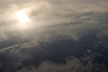 黄昏的夜空和云层的全框架反射摘要图片