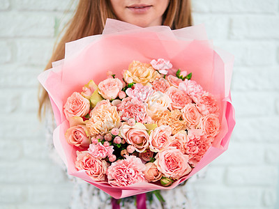 女人手中的粉红花束菊花植物群植物园艺花园墙纸花店石竹玫瑰郁金香图片