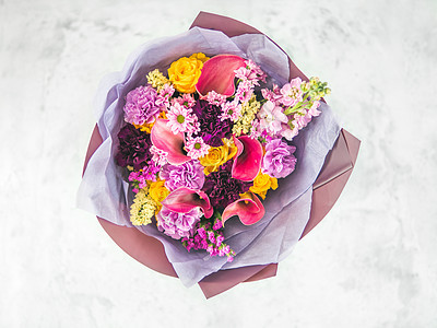 极端紧贴的木兰花花束带卡帕园艺百合植物群石竹紫色菊花庆典血草花园礼物图片