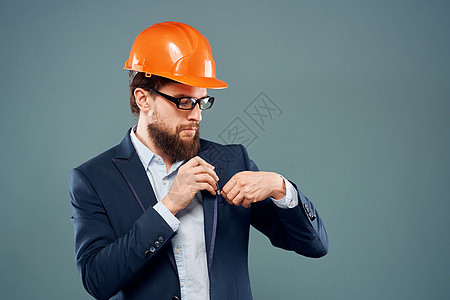 男性在橙色涂颜料的西装中 从事商业职业行业建筑工人成人帽子幸福蓝色承包商胡须工作室领班图片