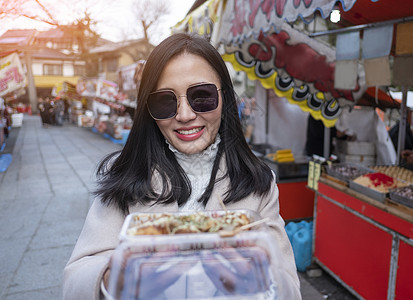 Takoyaki 位于神庙的街道上烹饪文化食物旅行摊位午餐节日美食海鲜水饺图片