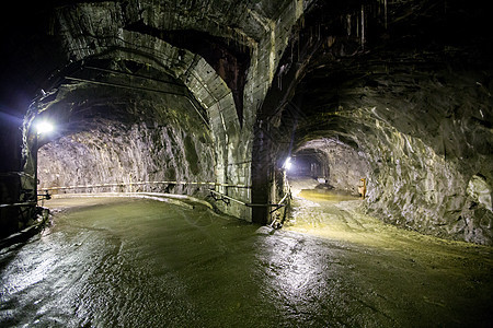 科雷马水电站 在水力发电站的大板下面的岩石中开凿的地下通道海浪发电机工程水库电气涡轮石头蓝石溪流活力背景图片