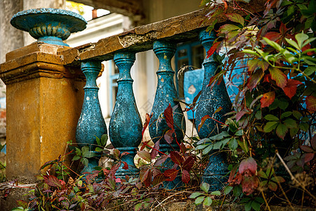 宫殿门廊上的蓝石栏杆 秋天的Balustrades柱子汽车蓝色奢华古董风格阳台历史石头栅栏背景图片