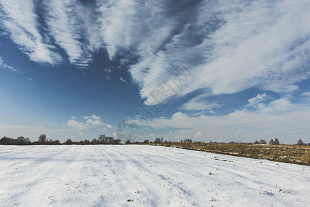 地上的雪和天空上美丽的白云图片